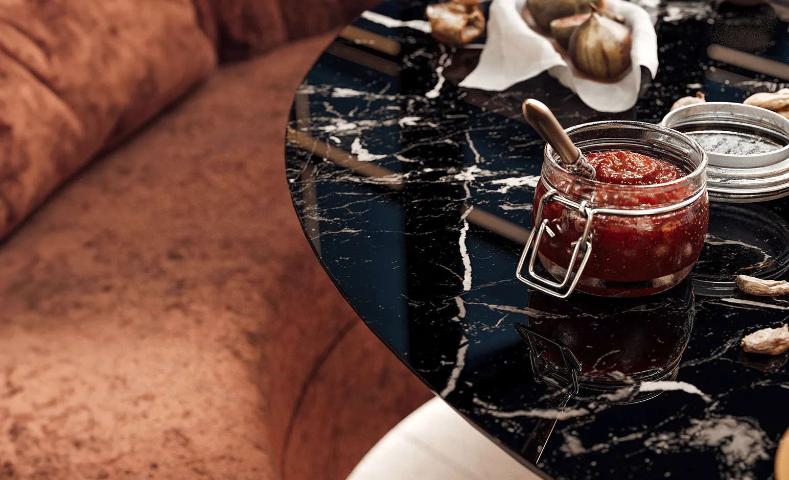 Mesa de marmol con bote de mermelada