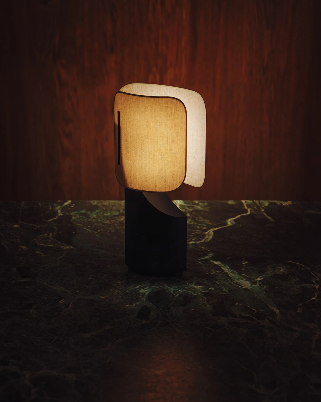 Lámpara cálida, base madera oscura, mesa mármol, detalle, iluminación, diseño